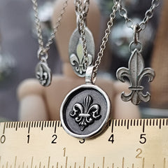 Kettenanhänger "Fleur de lis" Frame - handgefertigt aus recyceltem Silber