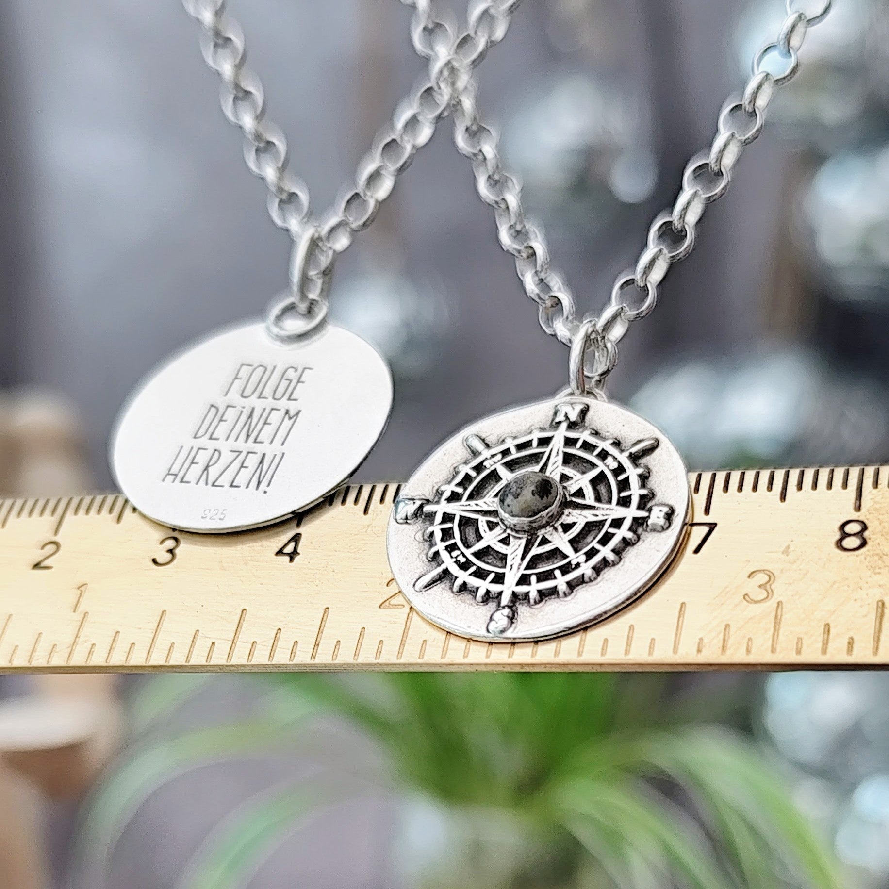 Kettenanhänger "Kompass mit Dalmatinerstein" aus recyceltem 925er Silber, handgefertigt in Deutschland