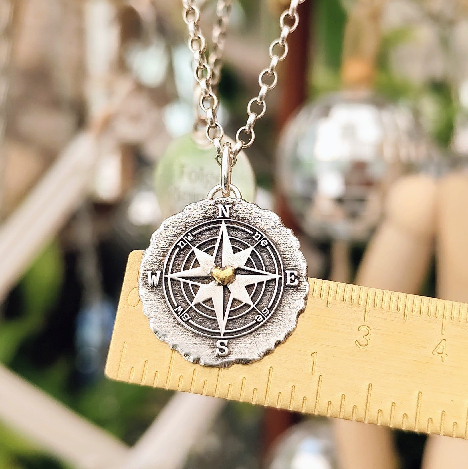Kettenanhänger "Kompass mit Herz" im RUSTIC STYLE, handgefertigt mit recyceltem Silber