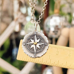 Kettenanhänger "Kompass mit Herz" im RUSTIC STYLE, handgefertigt mit recyceltem Silber