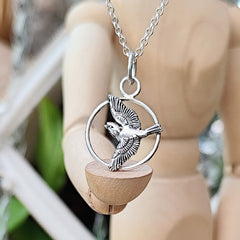 Kettenanhänger "Vogel im Flug" aus recyceltem Sterlingsilber, handgefertigt
