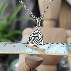 Kettenanhänger "Keltischer Knoten Triquetra" aus recyceltem Silber