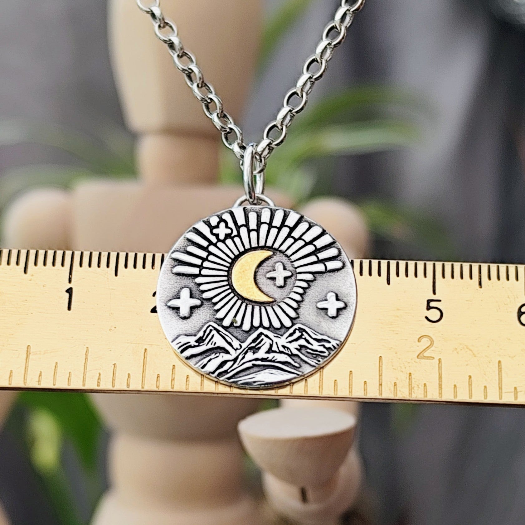 Kettenanhänger "Goldener Mond in den Bergen" recyceltes Silber, handgefertigt