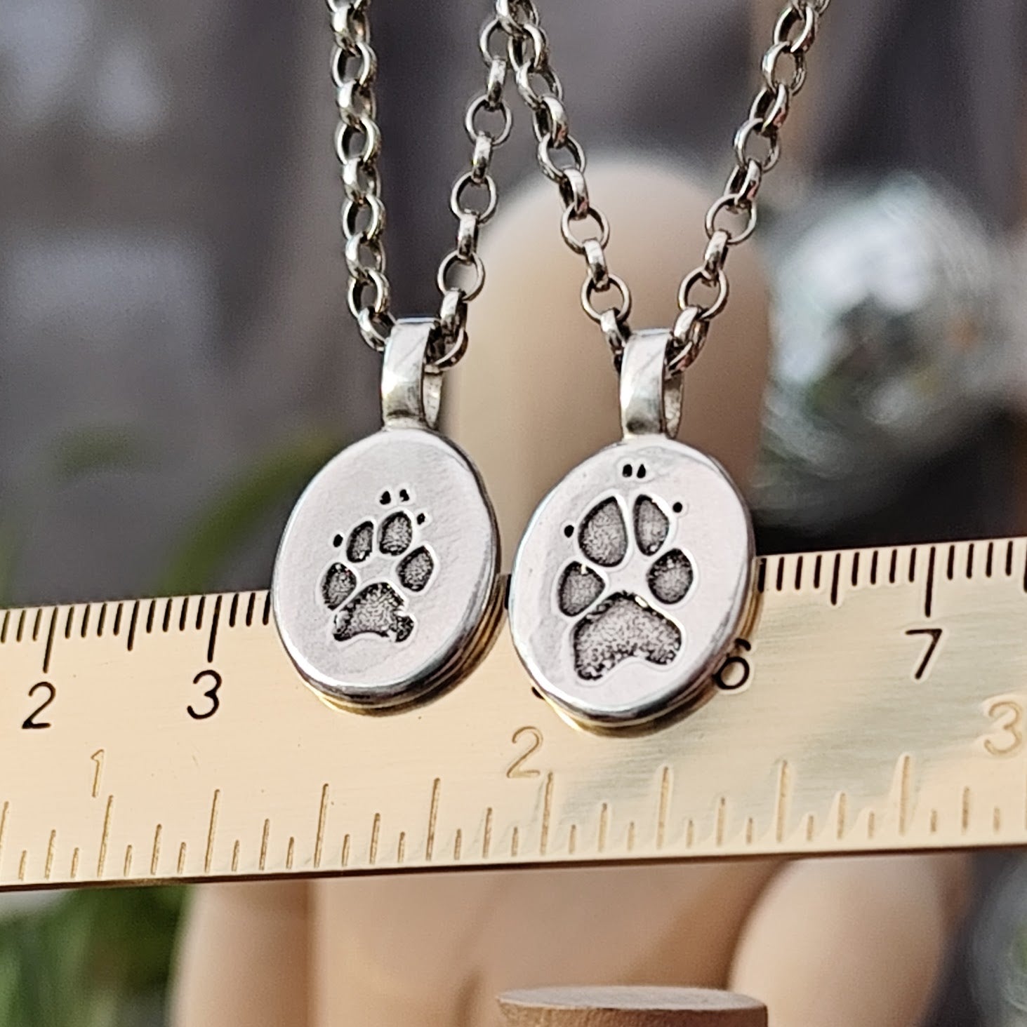 Kettenanhänger mit eigenem Pfotenabdruck "Nugget", handgefertigt mit recyceltem Silber