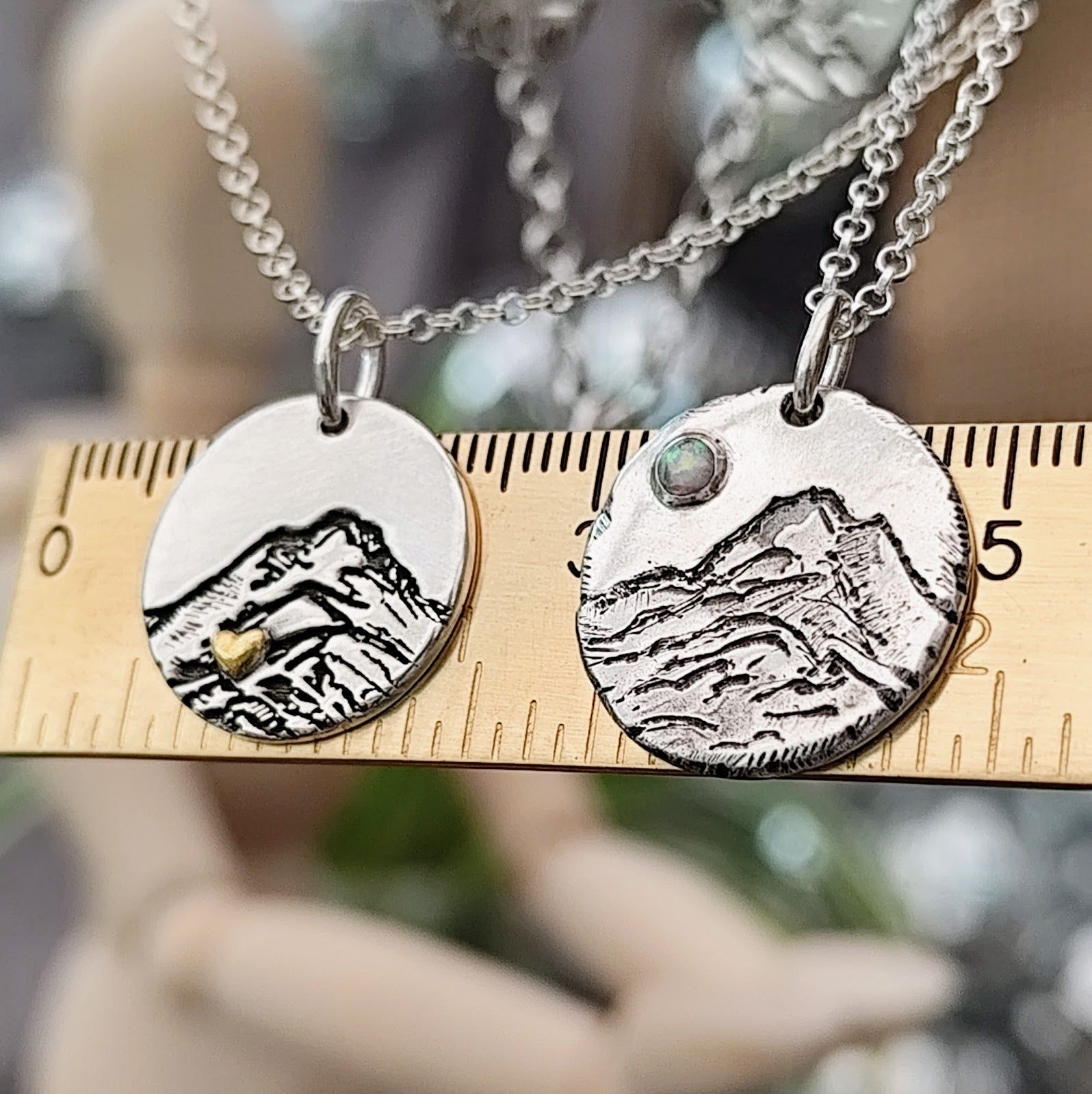 Kettenanhänger Berge mit Lab - Opal aus recyceltem 925er Silber, handgefertigt