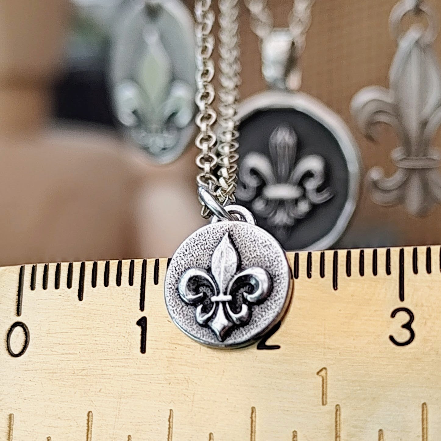 Kettenanhänger "Fleur de Lis" Lilie aus 925er recyceltem Silber, Handgefertigt