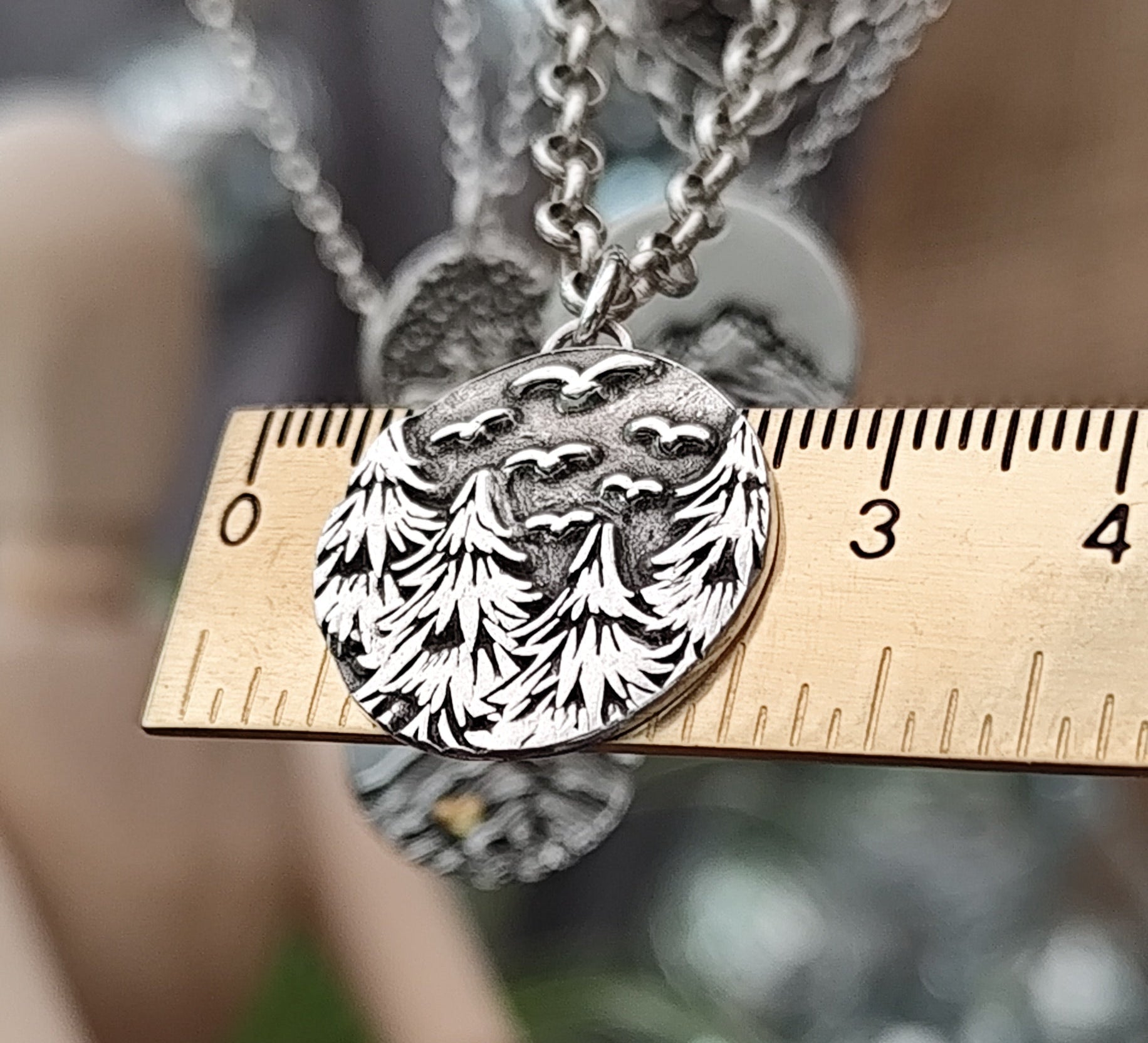 Kettenanhänger "Vögel über´m Tannenwald" aus recyceltem Silber