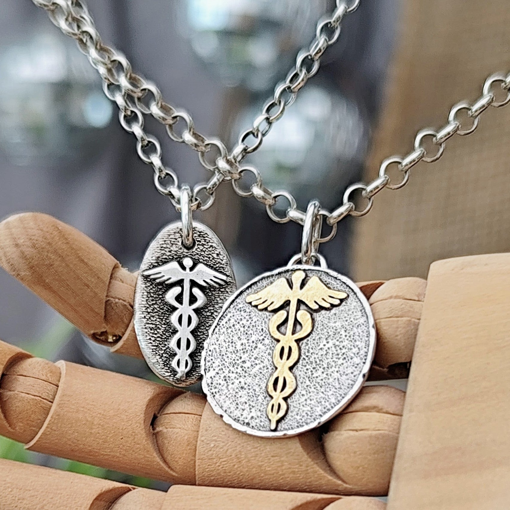 Kettenanhänger "Äskulapstab" mit Gold, rustikal, aus recyceltem Silber