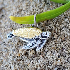 Anhänger "Meeresschildkröte" Bicolor, aus recyceltem Sterlingsilber und 24 Karat Gold, handgefertigt - animoART