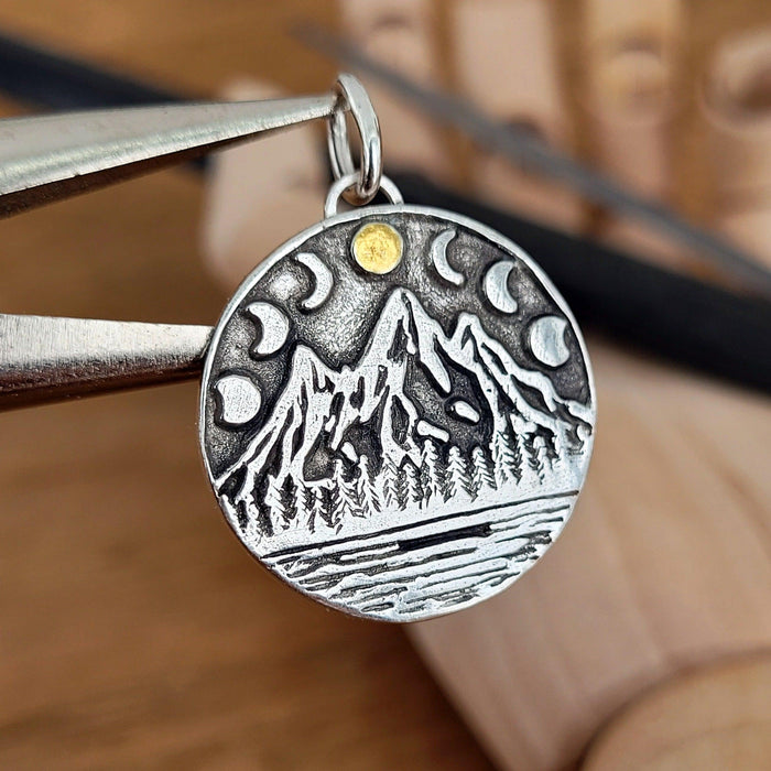 Kettenanhänger "Berge mit Mondphasen" recyceltes Silber, handgefertigt
