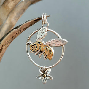 Kettenanhänger "Fliegende Biene" EINZELSTÜCK, recyceltes Silber, handgefertigt - animoART
