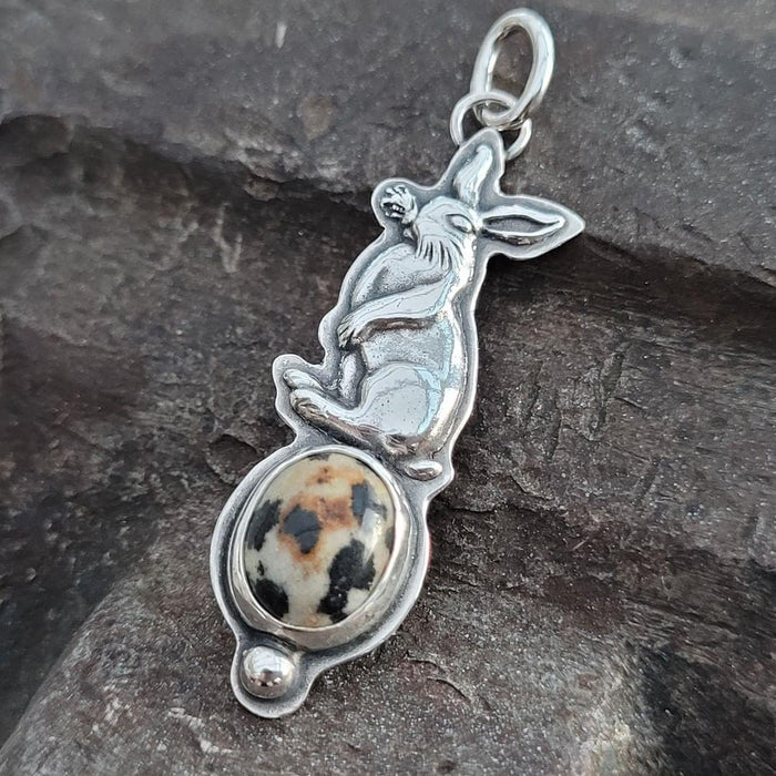 Kettenanhänger "kleiner Hase" mit Dalmatinergestein, recyceltes Silber, handgefertigt
