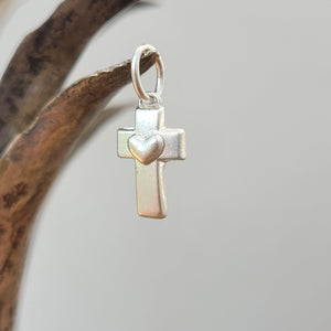 Kettenanhänger "kleines Kreuz mit Herz" aus 925er recyceltem Silber, Handgefertigt - animoART