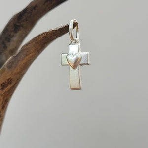 Kettenanhänger "kleines Kreuz mit Herz" aus 925er recyceltem Silber, Handgefertigt - animoART