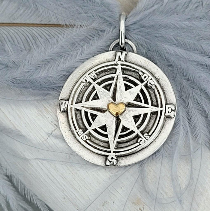 Kettenanhänger "Kompass mit goldenem Herz"  handgefertigt mit recyceltem Silber und 24 Karat Gold