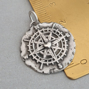 Kettenanhänger "Kompass mit goldenem Herz" im RUSTIC STYLE, handgefertigt mit recyceltem Silber - animoART
