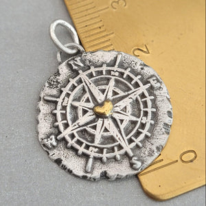 Kettenanhänger "Kompass mit goldenem Herz" im RUSTIC STYLE, handgefertigt mit recyceltem Silber - animoART
