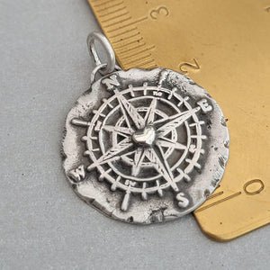 Kettenanhänger "Kompass mit Herz" im RUSTIC STYLE, handgefertigt mit recyceltem Silber - animoART