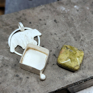 Kettenanhänger "Unatik Bär" Edelstein und recyceltes Silber, handgefertigt - animoART