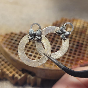 Ohrringe mit kleinen Schleifen, handgefertigt aus recyceltem Silber - animoART